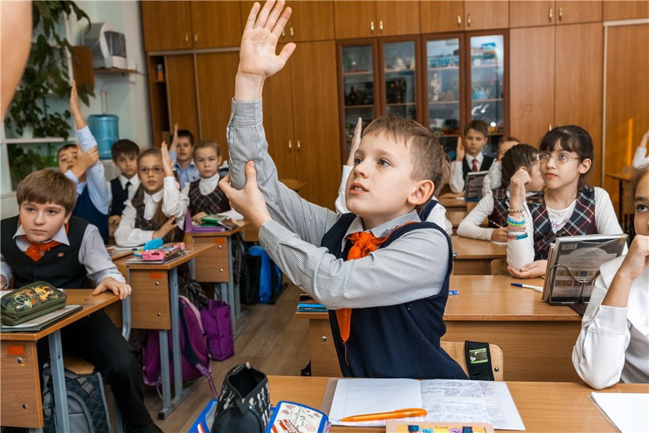 Этот ученик. Школьники младших классов. Ученики в школе. Дети в классе. Класс с учениками.